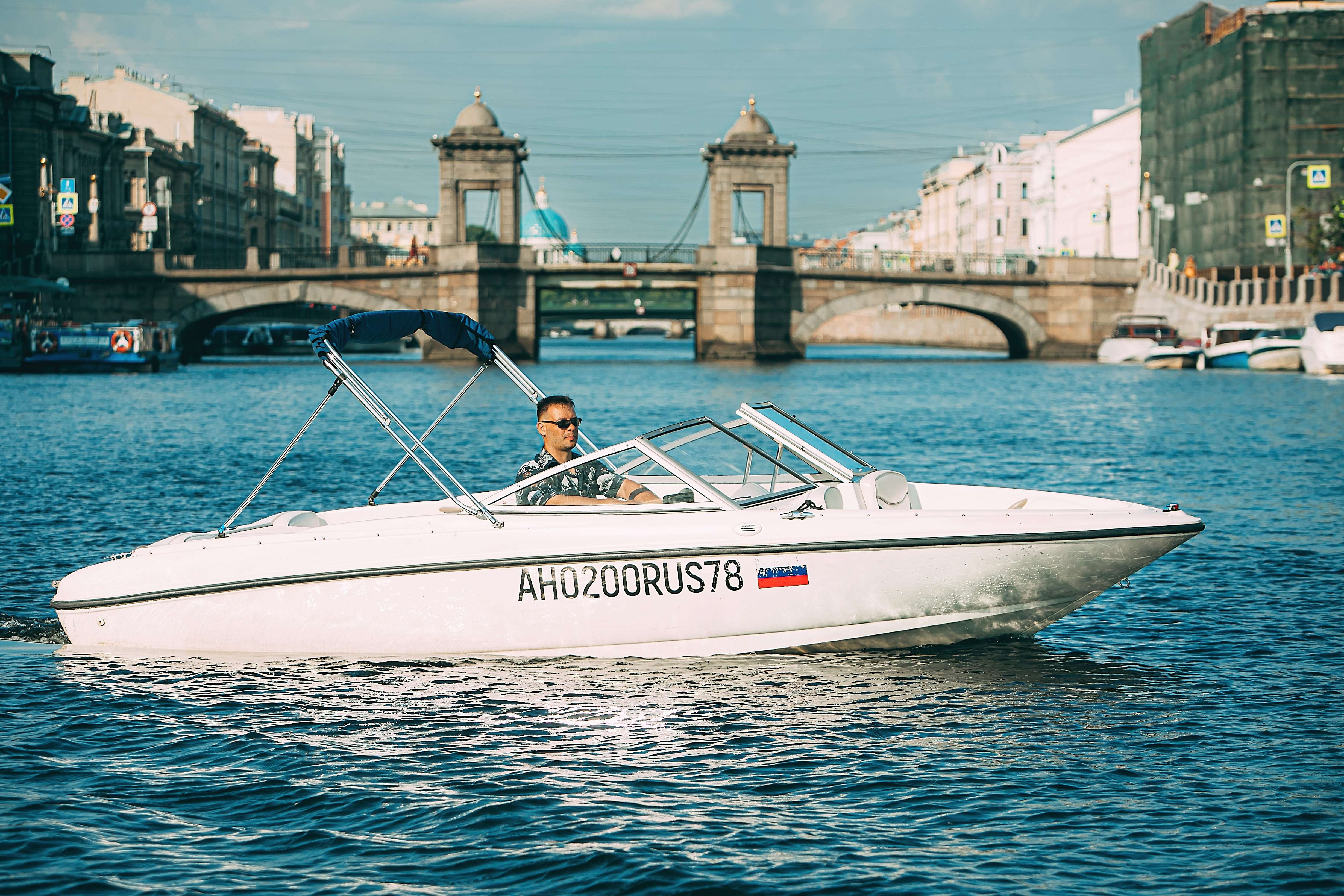 Аренда катера  Bayliner в Санкт-Петербурге