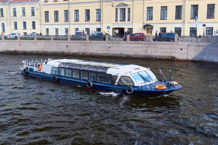 Аренда и заказ однопалубного теплохода Соната в Санкт-Петербурге (СПб)