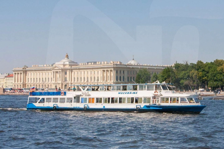 Двухпалубный теплоход Москва 183