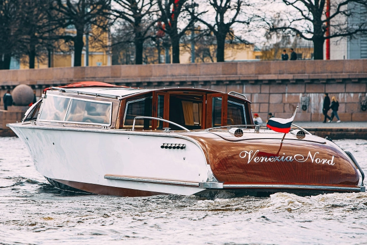 Аренда и заказ катера или яхты в Санкт-Петербурге (СПб)
