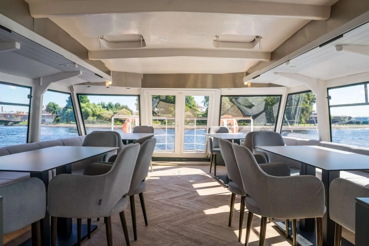 теплоход юность