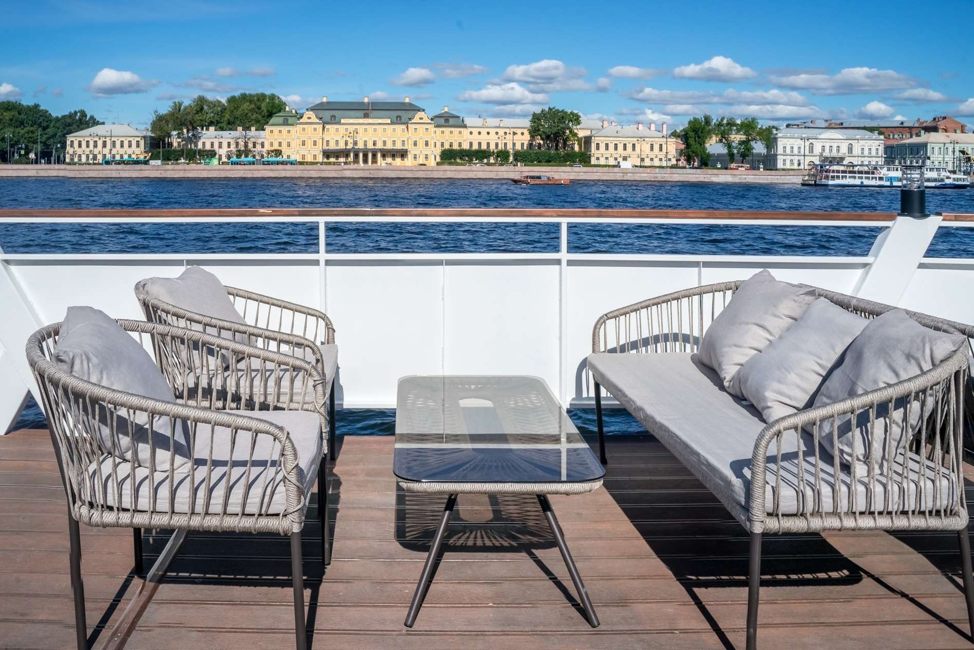 теплоход юность