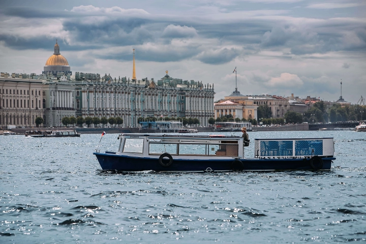 Аренда и заказ однопалубного теплохода Ижора в Санкт-Петербурге (СПб)